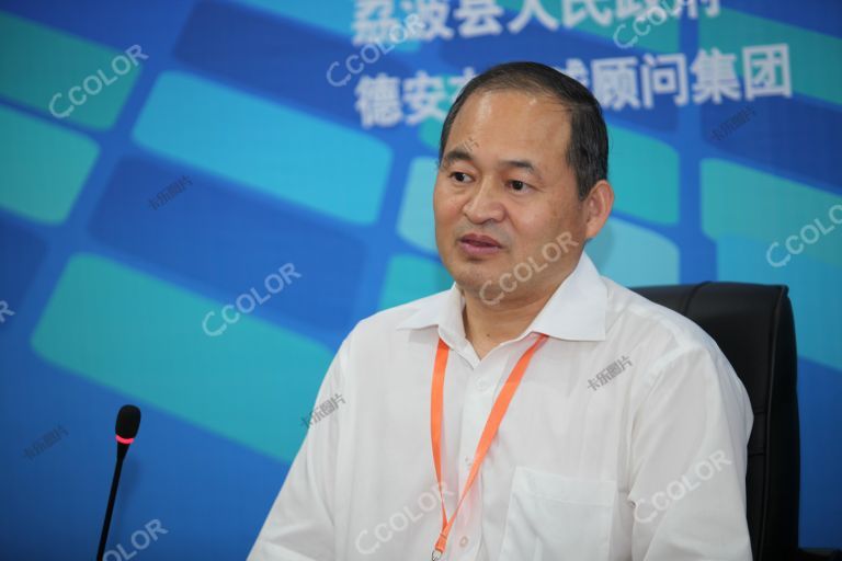 刘进喜 时任全国供销总社合作部部长