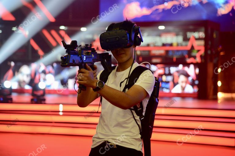 VR眼镜套装 虚拟现实技术 CS真人游戏 科技 娱乐