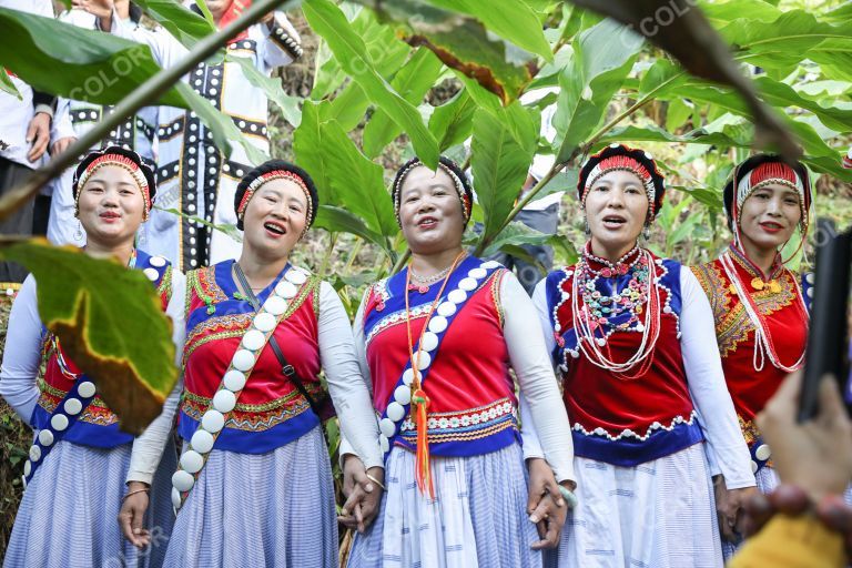 傈僳族村民开心的唱党歌