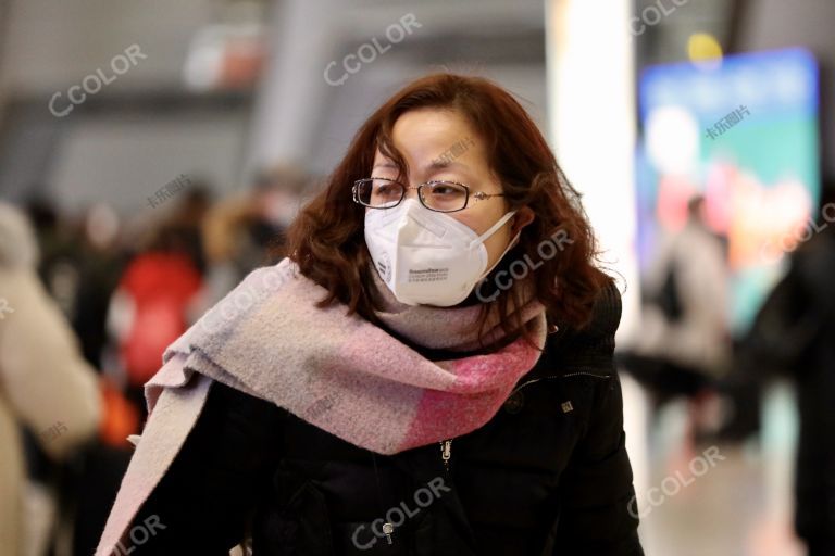 场景类：新冠防控期间北京南站戴口罩的旅客
