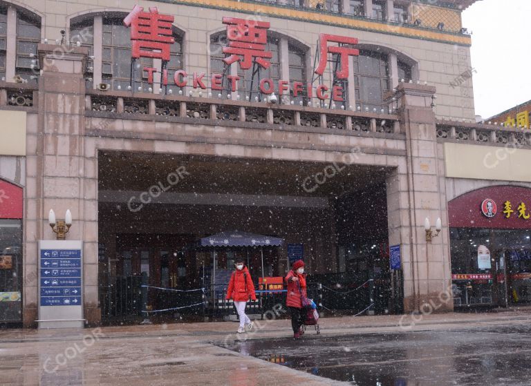场景类：雨雪中的北京站站前广场 新冠病毒疫情防控期