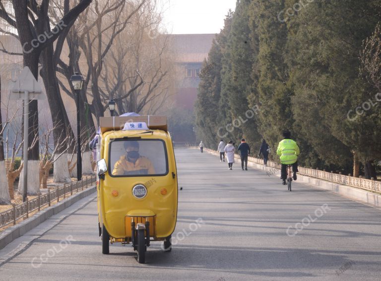 场景类：疫情防控期的物流，戴口罩的快递员驾车在故宫博物馆院外行驶