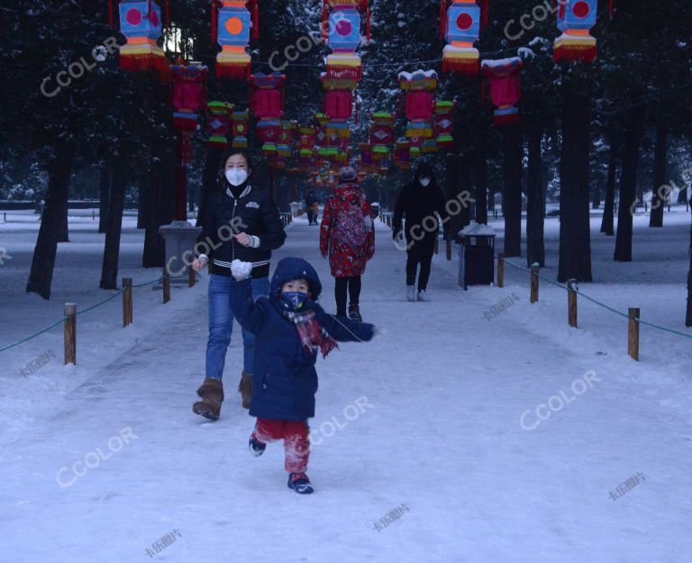 场景类：疫情防控期，景山公园雪后的春节装饰和戴口罩的游客