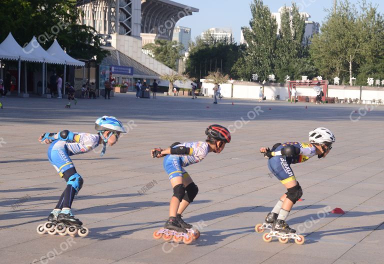 新闻类：疫情中复苏的北京，奥体公园滑旱冰的儿童