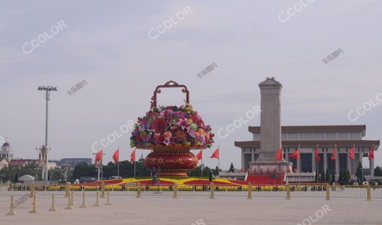 场景类：国庆节前夕的天安门广场，“祝福祖国”国庆花篮