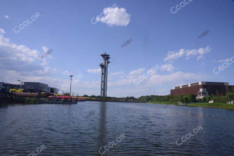 风光类：奥体公园的夏日，龙形水系周边的建筑