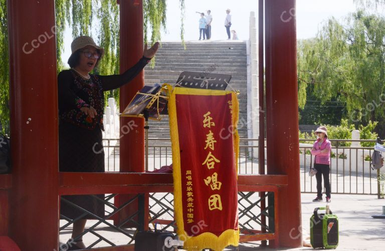 人物类：颐和园乐寿合唱团，“同唱欢乐歌，共筑中国梦”的老人们