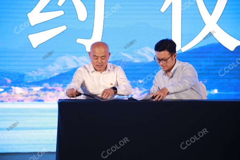 王永浩代表密云区人民政府，与中国东方演艺集团、万达集团等单位负责人签订战略协议