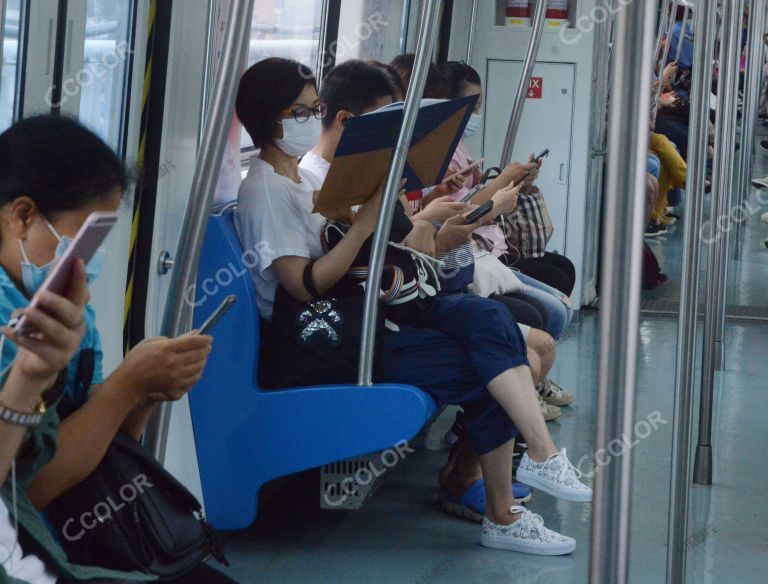 人物类：地铁内看书的女青年