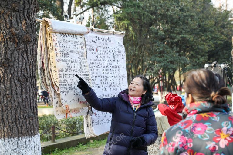 南京公园内唱歌的老年人