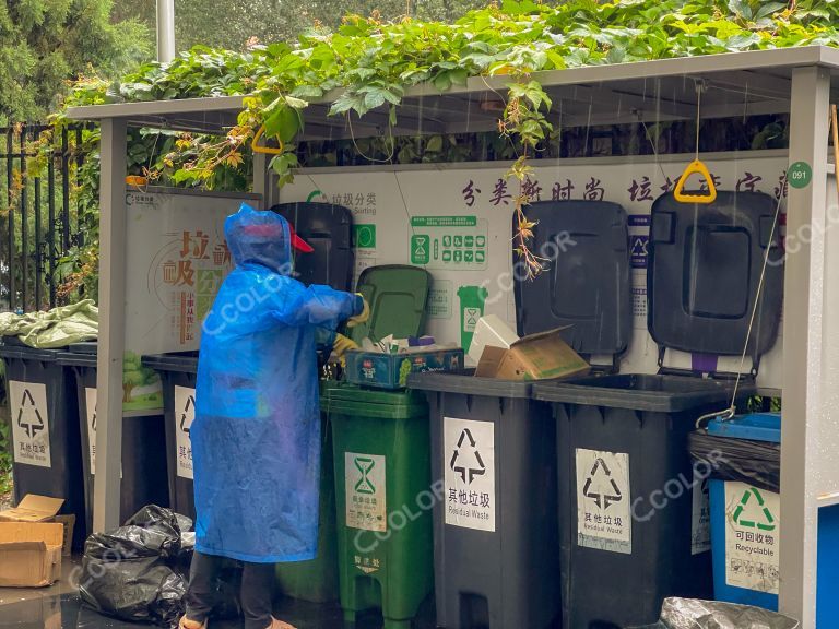 下雨天垃圾分类的清洁工