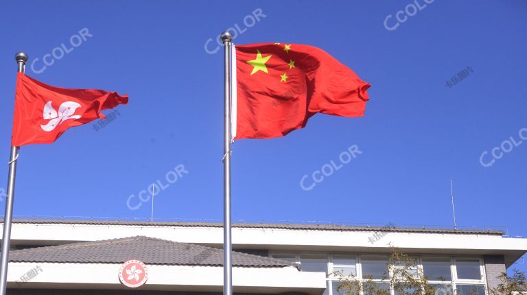 场景类：中华人民共共和国国旗和香港特别行政区区旗