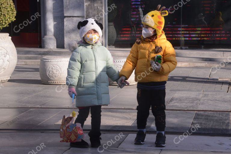 生肖兔年春节前，前门大街手持兔形灯笼的儿童