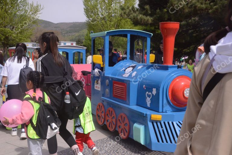 场景类：国家植物园春季，游客与小火车