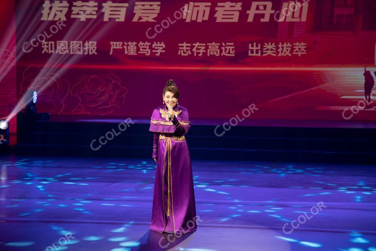 中国流行民族女歌手——乌兰图雅