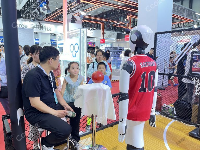 爸爸陪女儿参加运动机器人展示