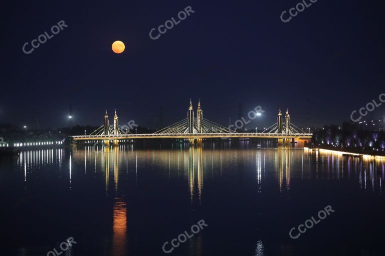 中秋节圆月，北运河夜色