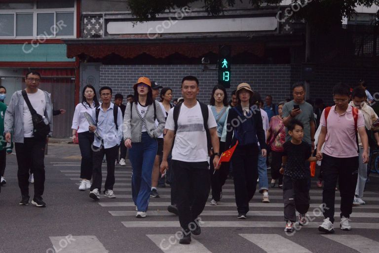 国庆节期间，北京东城区西绒线胡同过马路的人群