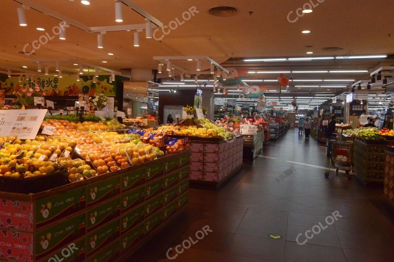 国庆节期间，奥体公园下沉广场天虹超市蔬菜水果和北京特产