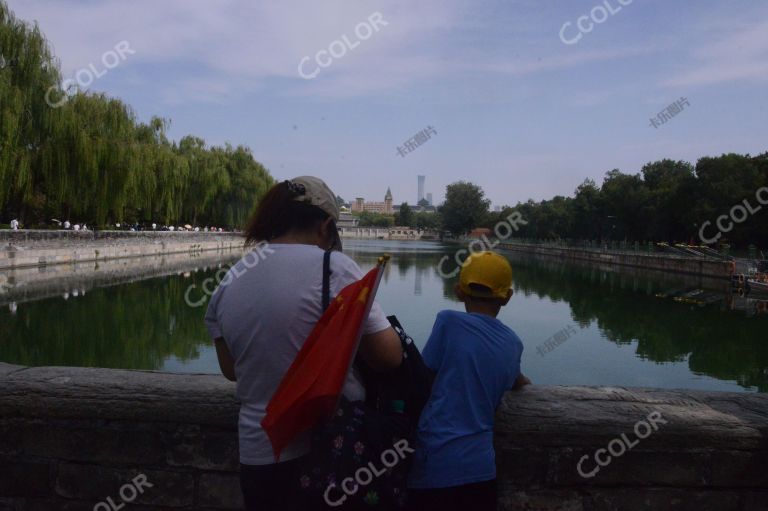 国庆节期间，故宫博物院紫禁城护城河畔