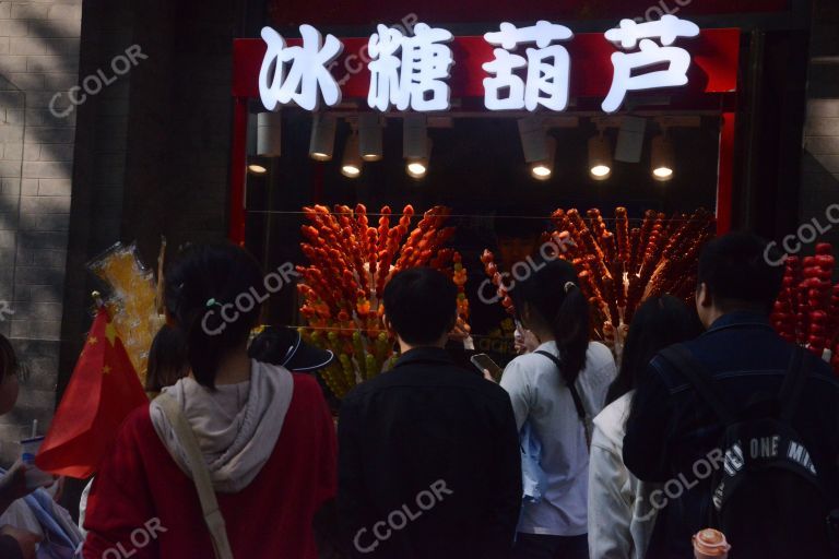 国庆节期间，前门大街老北京传统美食冰糖葫芦