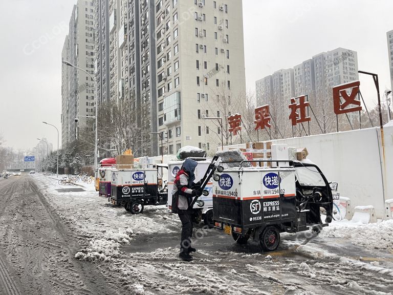 场景类：北京初雪下作业的快递员