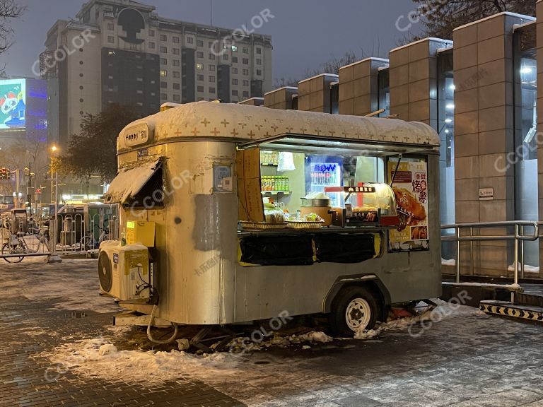 雪后地铁站口的餐车