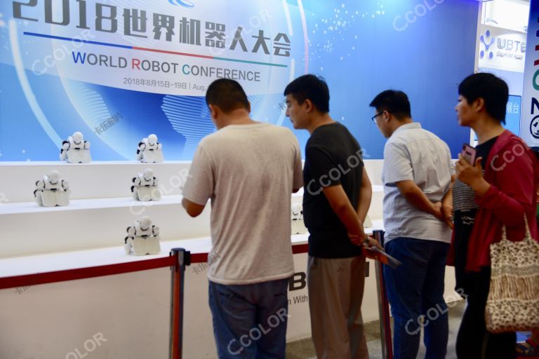 人形机器人 娱乐教育机器人 优必选阿尔法科技 2018年世界机器人大会