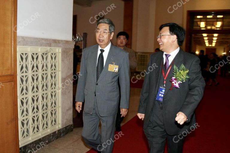 时任全国人大副委员长、民进中央主席许嘉璐与《小康》杂志社社长舒富民 2006全面小康论坛