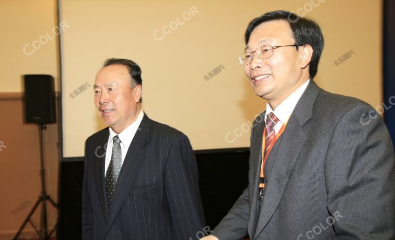 时任全国政协副主席白立忱与小康杂志社长舒富民交谈 2008全面小康论坛