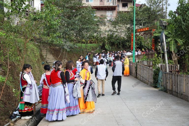 福贡县干布村傈僳族村民在村口迎接客人