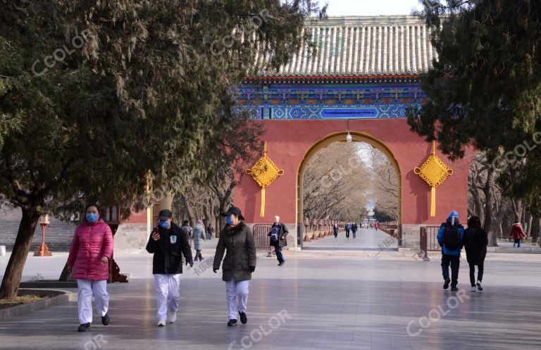 人物类：新冠防控期间，北京天坛公园戴口罩的游客和清洁工
