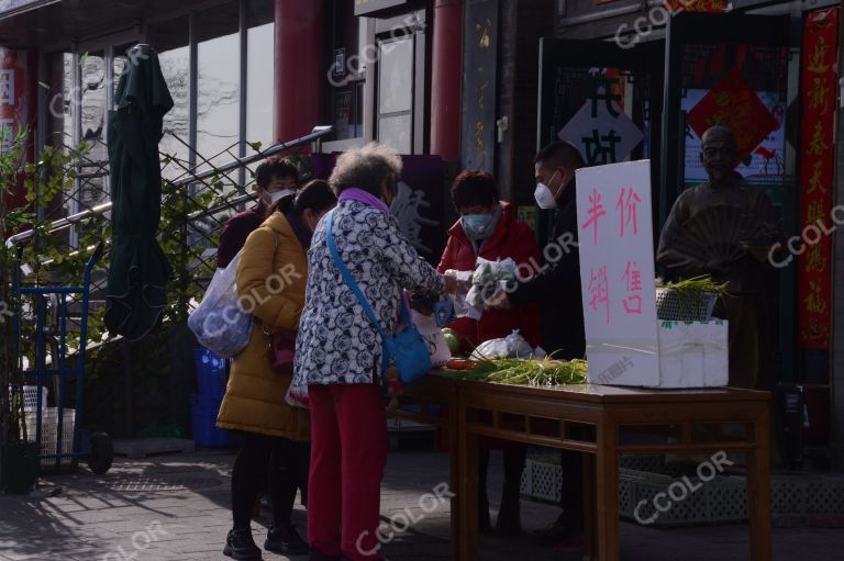 场景类：新冠防控期间北京天桥地区的商家半价出售蔬菜