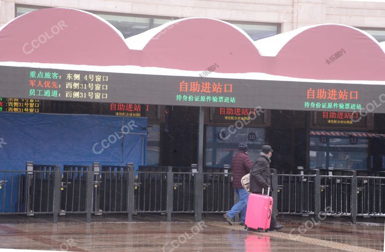 场景类：新冠防控期，北京站戴口罩的旅客