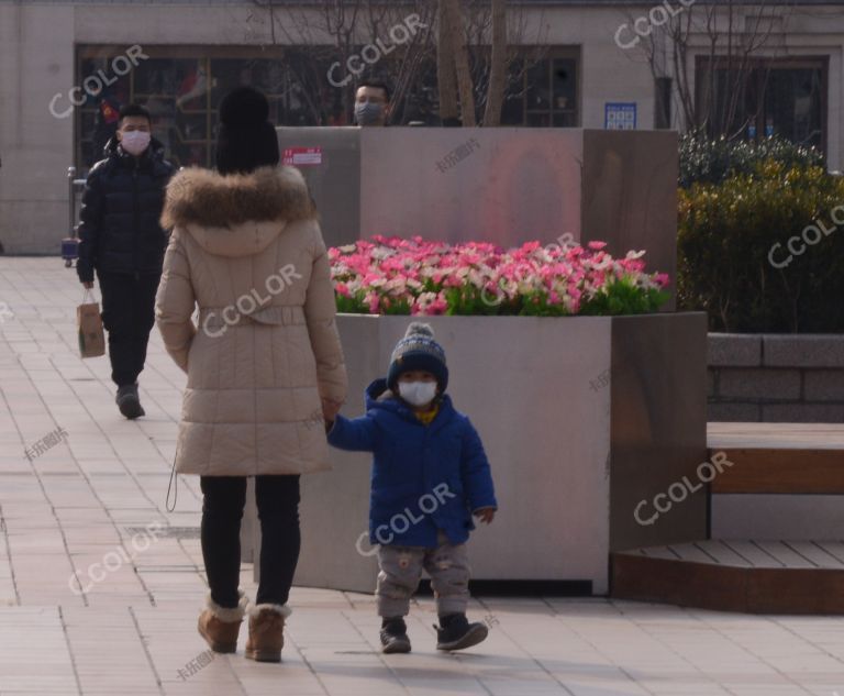 场景类：王府井大街戴口罩的小男孩和他的母亲 新冠病毒防控
