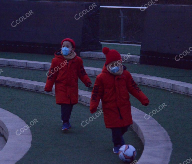 场景类：新冠防控期，戴口罩的小男孩在奥林匹克宣言广场玩球