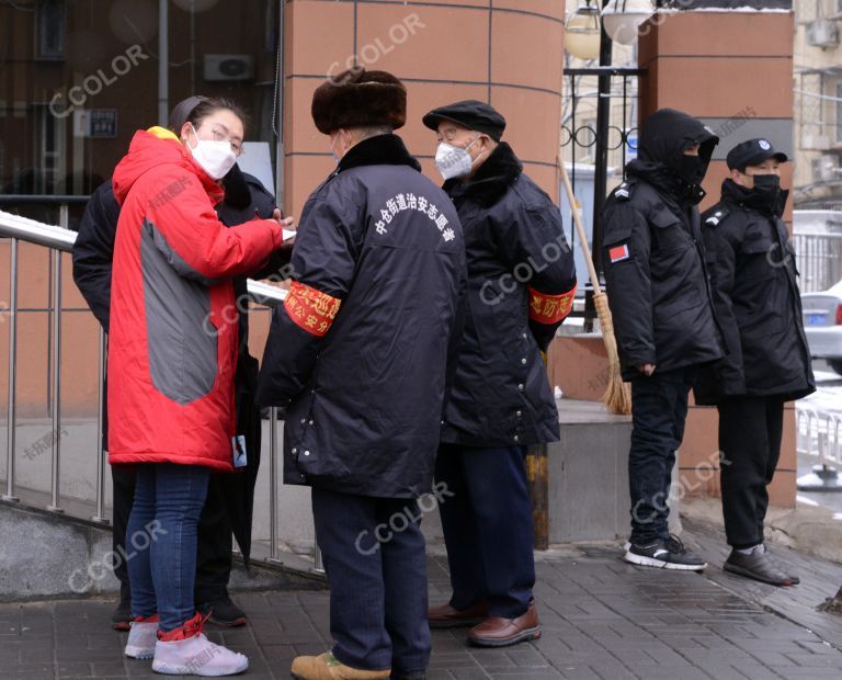 场景类：社区疫情防控，新冠疫情防控期保安对返京人员作登记