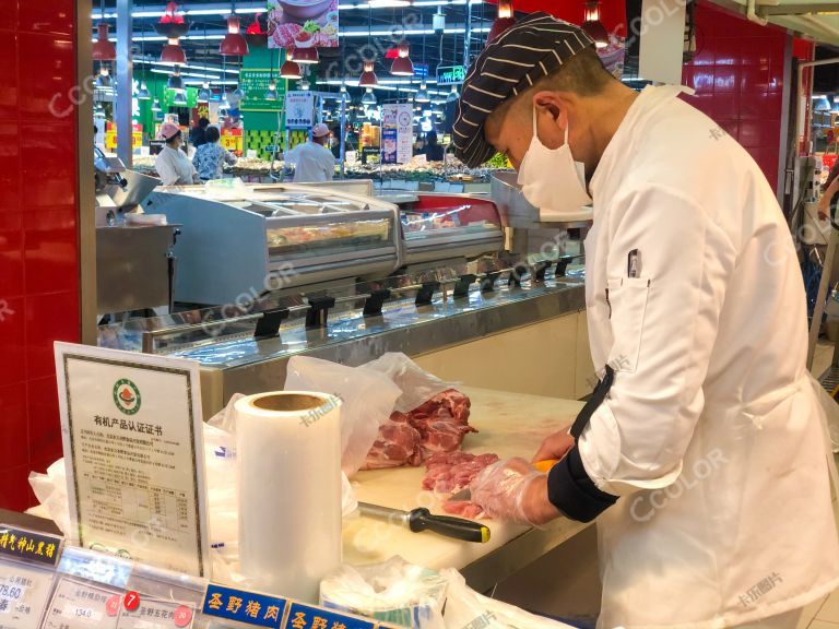 疫情期间超市买肉的人 普通猪肉高达68一斤
