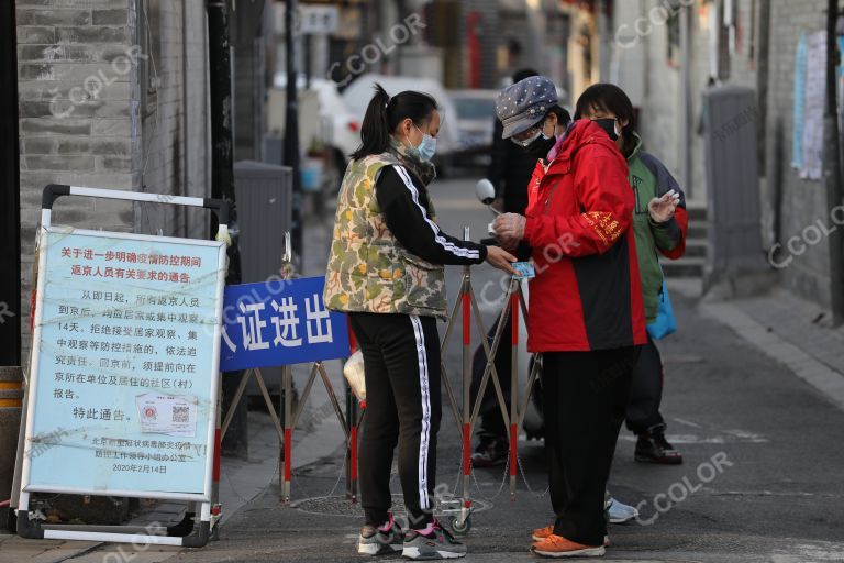 场景类：疫情防控期，返京人员登记站的志愿者和戴口罩居民