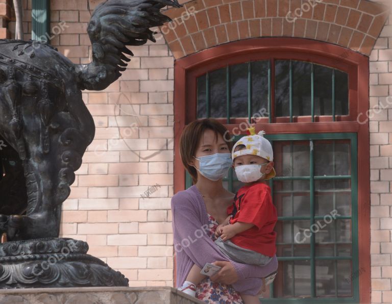 场景类：疫情防控期，北京动物园戴口罩的儿童和游客