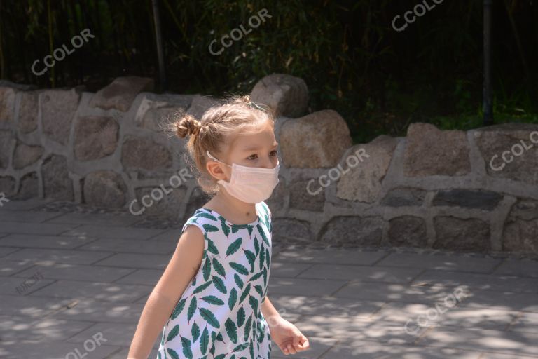 场景类：疫情防控期，北京动物园内戴口罩的外国儿童和她的父母