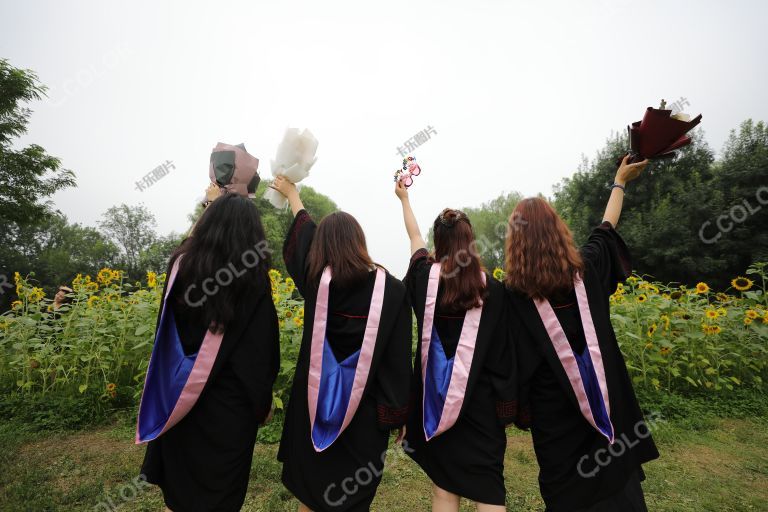 场景类：疫情防控期的毕业季，奥森公园穿学位服的高校毕业生