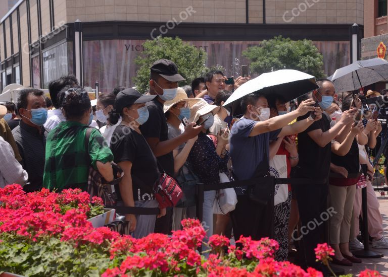 新闻类：疫情中复苏的北京，王府井大街北京消费季