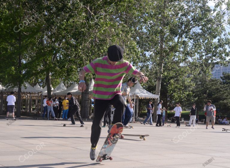 人物类：奥体公园内踩滑板的青少年