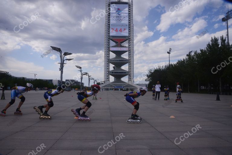 风光类：2021年芒种日,奥体公园内练习轮滑的儿童