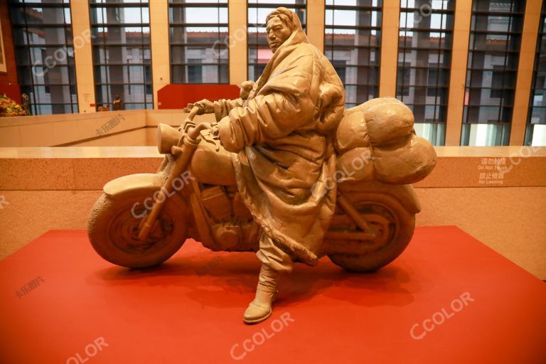 骑摩托车的藏族汉子