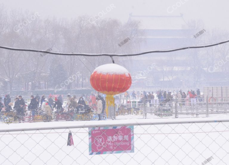北京冬奥会期间，雪后的什刹海冰场