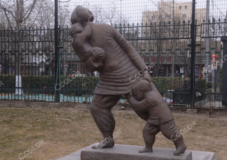 城市雕塑：轰炸（作者：滑田友），中国美术馆雕塑园