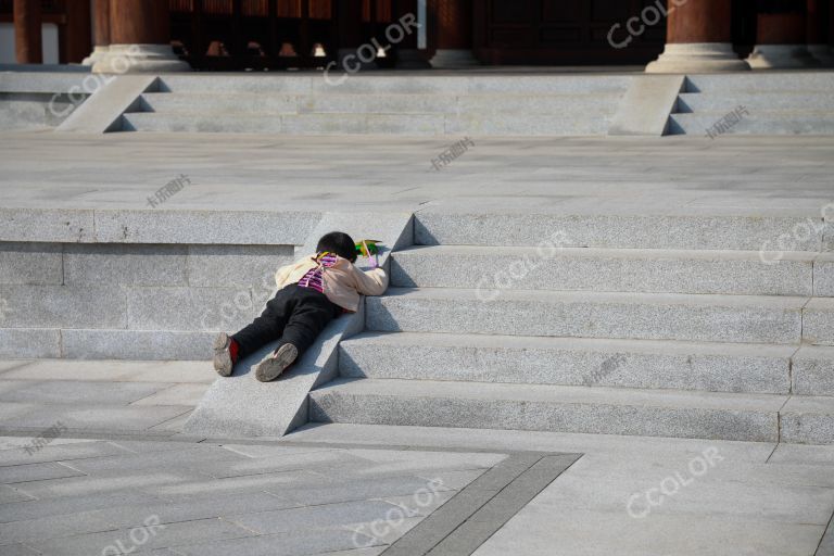 躺在地上晒太阳的小朋友