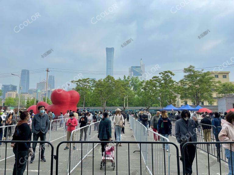 疫情防控期，北京市民在做核酸检测